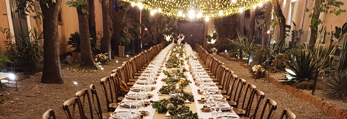 Maniero Country House, tavolo imperiale lungo il viale alberato